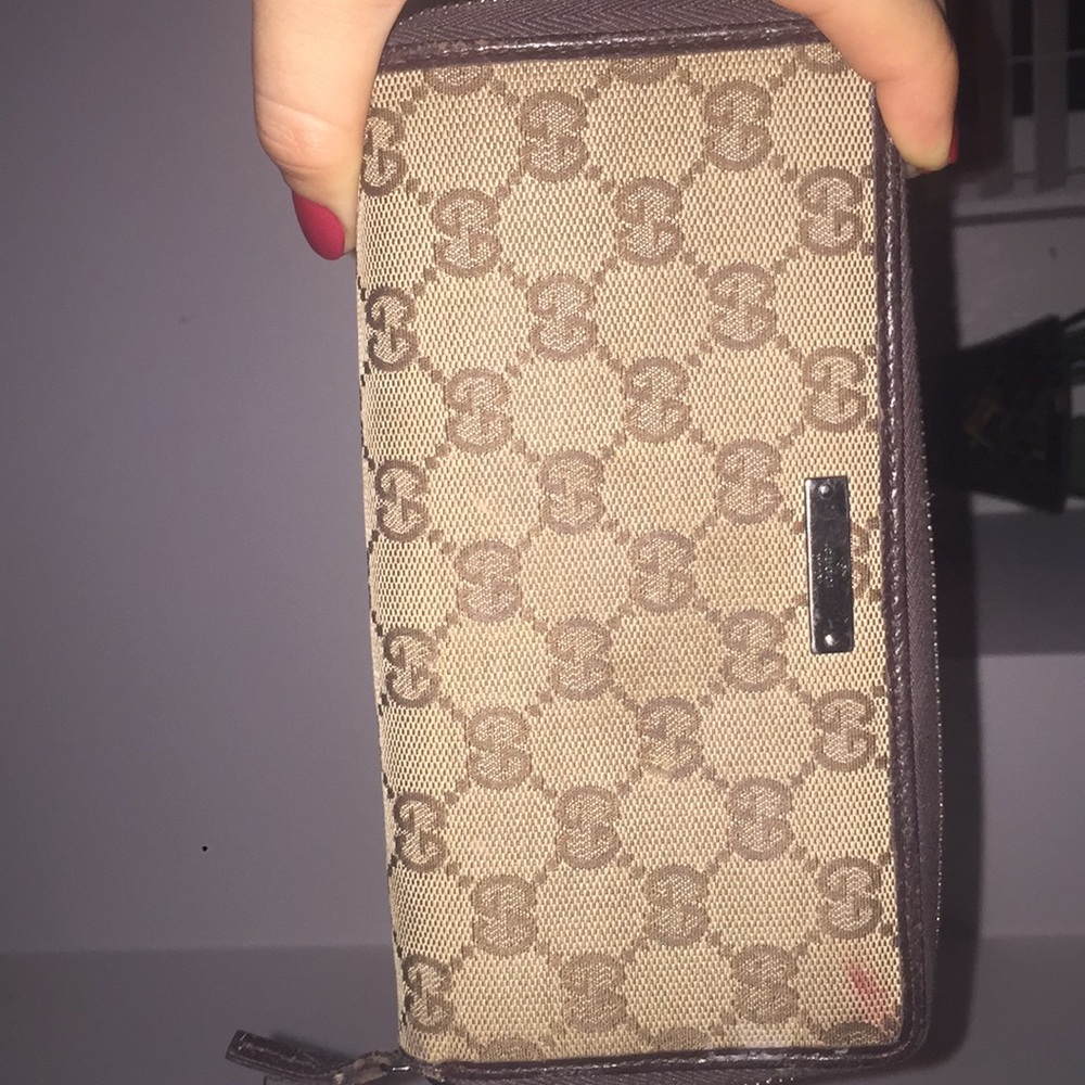 Gucci zip wallet